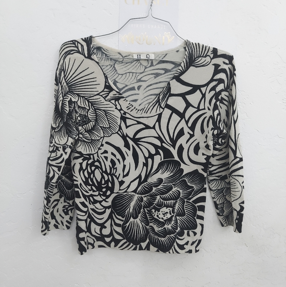 Avenue HQ v-neck floral print sweater